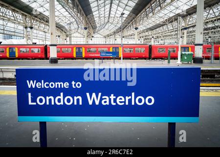 Londra - 20 marzo 2023: Piattaforma e cartello della stazione ferroviaria di Waterloo, capolinea principale Foto Stock