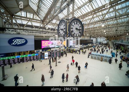 Londra - 20 marzo 2023: Piattaforma e cartello della stazione ferroviaria di Waterloo, capolinea principale Foto Stock