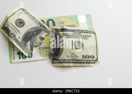 Un centinaio di dollari strappata a metà isolato su uno sfondo bianco Foto Stock