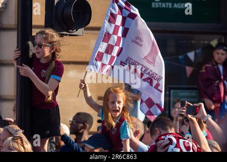 Newham, Londra, Regno Unito. 8th Giu, 2023. I giocatori e lo staff del West Ham United Football Club hanno festeggiato la vittoria del trofeo UEFA Europa Conference League con una parata di vittoria in autobus aperto attraverso il quartiere, dalla statua dei campioni vicino al vecchio stadio Boleyn Ground della squadra e terminando al Municipio di Stratford. La Statua rende omaggio agli ex giocatori della storia del club, anche dall’era della precedente vittoria della Coppa UEFA del 1965. I tifosi hanno tracciato la strada per festeggiare e rallegrarsi con la loro squadra. Giovani ragazze che festeggiano Foto Stock