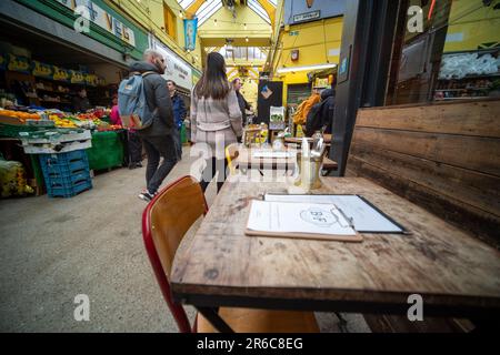 Londra - marzo 2023: Brixton Village, parte del mercato di Brixton, una sala interna con bancarelle alimentari, bar e negozi di abitanti multiculturali Foto Stock