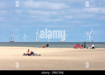 Great Yarmouth Beach mostra turbine eoliche offshore, Great Yarmouth, Norfolk, England, United Kingdom Foto Stock