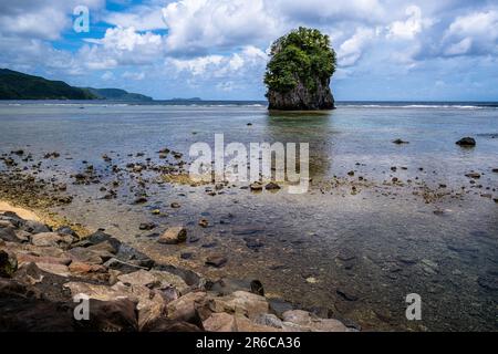 Una foto grandangolare che guarda all'Oceano Pacifico dalla costa rocciosa di Pago Pago. Foto Stock