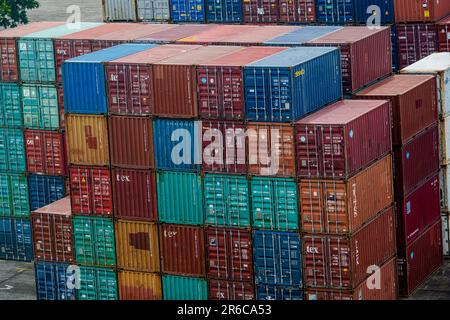 Lautoka, Fiji -- Feb 11, 2023. Una foto grandangolare di pile di contenitori di spedizione in un porto di lavoro. Foto Stock