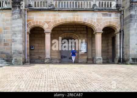 Suva, Lautoka, Fiji -- Feb 11, 2023. Una foto grandangolare di un turista che visita la Cattedrale del Sacro cuore nella città di Suva, Lautoka Fiji. Foto Stock