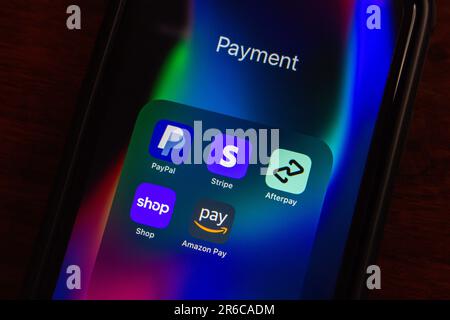 PayPal, Stripe Dashboard, Afterpay, Shop app di Shopify, Amazon Pay visto in un iPhone. Piattaforma di pagamento e pagamento più diffusa. Foto Stock