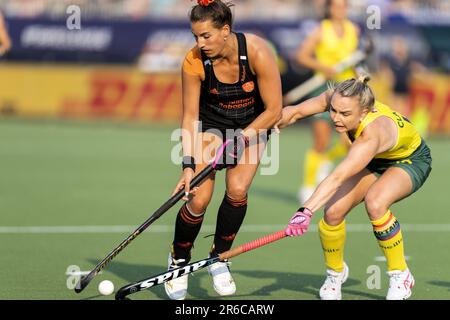 EINDHOVEN - Frederique Matla dei Paesi Bassi in azione contro Jane Claxton (AUS) durante una partita di gruppo nella FIH Pro League Women's Hockey. LEVIGATRICE AP KING Foto Stock