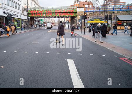 LONDRA, Brixton- MARZO 2023: Scena stradale di Brixton Road, vivace area del sud di Londra. Foto Stock