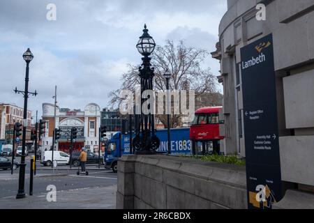 LONDRA, MARZO 2023: Il Lambeth London Borough Council firma e logo fuori dall'edificio del Municipio di Brixton, a sud-ovest di Londra Foto Stock