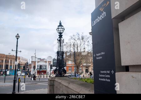 LONDRA, MARZO 2023: Il Lambeth London Borough Council firma e logo fuori dall'edificio del Municipio di Brixton, a sud-ovest di Londra Foto Stock