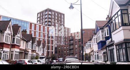 LONDRA, MARZO 2023: Vecchi e nuovi edifici residenziali nel centro di Brixton, a sud di Londra Foto Stock