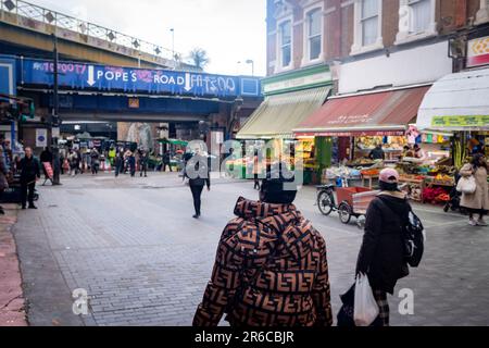 LONDRA, MARZO 2023: Electric Avenue a Brixton, sud-ovest di Londra, famosa strada con mercato e negozi indipendenti, parte del Brixton Village Foto Stock