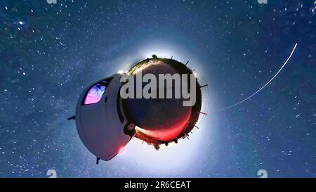 Pass per la stazione spaziale Internazionale presso il White Ford Transit Connect Van 2017 di notte su Tiny Planet Foto Stock