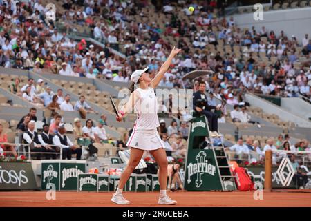 Parigi, Francia. 08th giugno, 2023. IgA Swiatek di Polonia con i migliori semi gioca contro Beatriz Haddad Maia di Argentina al Roland Garros French Tennis Open di Parigi, Francia, giovedì 8 giugno 2023. Swiatek ha vinto 6-2, 7-6 e si è qualificato per le finali. Foto di Maya Vidon-White/UPI Credit: UPI/Alamy Live News Foto Stock