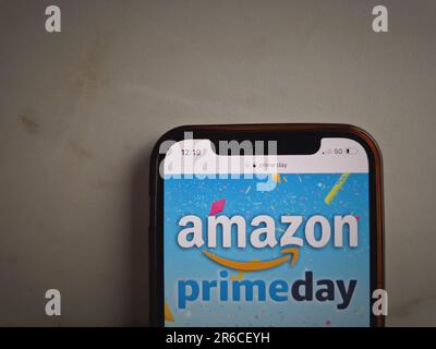 Konskie, Polonia - 8 giugno 2023: Logo Amazon prime Day visualizzato sullo schermo del telefono cellulare Foto Stock