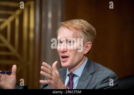 Washington, Stati Uniti d'America. 08th giugno, 2023. Il senatore degli Stati Uniti James Lankford (repubblicano dell'Oklahoma) interroga il panel durante un'audizione della Commissione del Senato sulla sicurezza interna e gli affari governativi per esaminare l'implementazione della FASTA e ottimizzare l'uso efficiente della proprietà federale, nell'edificio Dirksen Senate Office a Washington, DC, giovedì 8 giugno 2023. Credit: Rod Lammey/CNP/Sipa USA Credit: Sipa USA/Alamy Live News Foto Stock