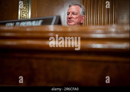 Washington, Stati Uniti d'America. 08th giugno, 2023. Il senatore degli Stati Uniti Tommy Tuberville (repubblicano dell'Alabama) partecipa a un'audizione del Senato sulla salute, l'educazione, il lavoro e le pensioni per esaminare la crisi della salute mentale giovanile americana, concentrandosi sulle cause e le soluzioni, nell'edificio degli uffici del Senato di Dirksen a Washington, DC, giovedì 8 giugno 2023. Credit: Rod Lammey/CNP/Sipa USA Credit: Sipa USA/Alamy Live News Foto Stock