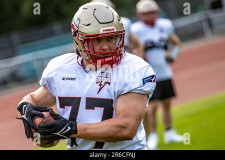 Berlino, Germania. 08th giugno, 2023. American Football: Lega europea di calcio, Media Day al Berlin Thunder, Friedrich-Ludwig-Jahn-Sportpark. Max Bähr corre gratis. Credit: Andreas Gora/dpa/Alamy Live News Foto Stock