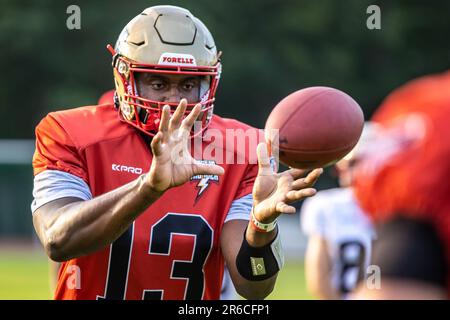 Berlino, Germania. 08th giugno, 2023. American Football: Lega europea di calcio, Media Day al Berlin Thunder, Friedrich-Ludwig-Jahn-Sportpark. Donovan Isom cattura la palla. Credit: Andreas Gora/dpa/Alamy Live News Foto Stock