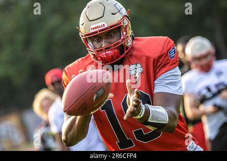 Berlino, Germania. 08th giugno, 2023. American Football: Lega europea di calcio, Media Day al Berlin Thunder, Friedrich-Ludwig-Jahn-Sportpark. Donovan Isom cattura la palla. Credit: Andreas Gora/dpa/Alamy Live News Foto Stock