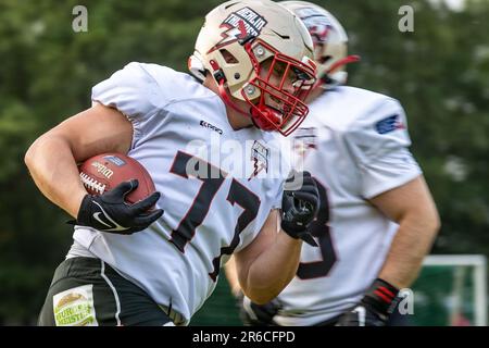 Berlino, Germania. 08th giugno, 2023. American Football: Lega europea di calcio, Media Day al Berlin Thunder, Friedrich-Ludwig-Jahn-Sportpark. Max Bähr corre gratis. Credit: Andreas Gora/dpa/Alamy Live News Foto Stock