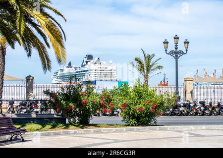 CADICE, SPAGNA - 30 APRILE 2023: Nave da crociera a Cadice, Spagna il 30 aprile 2023 Foto Stock