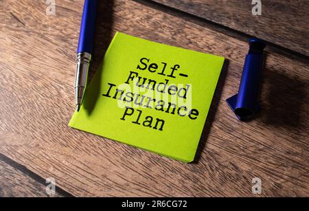 Preventivo di testo assicurazione autofinanziata sulla carta, concetto sfondo Foto Stock