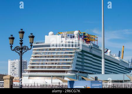 CADICE, SPAGNA - 30 APRILE 2023: Nave da crociera a Cadice, Spagna il 30 aprile 2023 Foto Stock