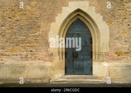 Kirchheim, Germania, marzo 24 2023: St Martin's Church - Protestante Town Church dettaglio - porta laterale della navata gotica Foto Stock