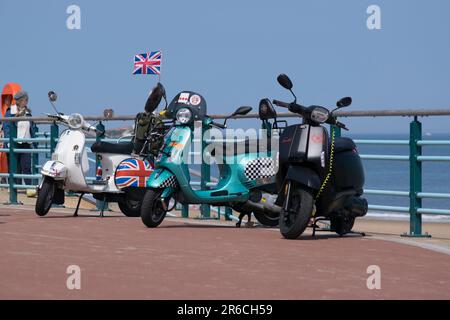 Scooter d'epoca sul lungomare della baia di Whitley Foto Stock