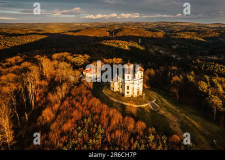 Poppy Mountain, Makova Hora, Repubblica Ceca. Luogo di pellegrinaggio con chiesa barocca di San Giovanni Battista e la Vergine Maria del Carmelo edificati sulla collina. Foto Stock