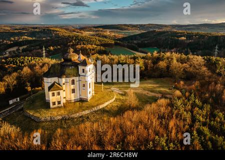 Poppy Mountain, Makova Hora, Repubblica Ceca. Luogo di pellegrinaggio con chiesa barocca di San Giovanni Battista e la Vergine Maria del Carmelo edificati sulla collina. Foto Stock