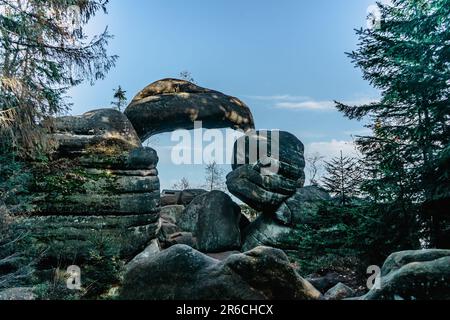 Natural Rock Gate nella riserva naturale di Broumov muri, Repubblica Ceca. Old arenaria formazione in Broumovske steny natura Reserve.Czech natura Foto Stock