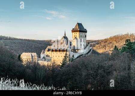 Bellissimo castello gotico reale Karlstejn, Repubblica Ceca. Ci sono gioielli della corona ceca, reliquie sacre, e tesori reali. Popolare castello ceco al tramonto Foto Stock