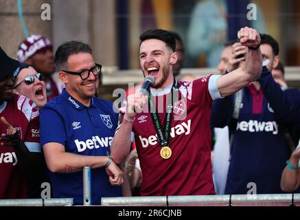 Il riso Declan di West Ham United festeggia al Vecchio Municipio di Stratford, Londra, dopo la vittoria di mercoledì 2-1 su Fiorentina nella finale di Europa Conference League e ha concluso la loro attesa di 43 anni per un trofeo. Data immagine: Giovedì 8 giugno 2023. Foto Stock