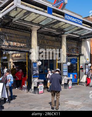 South Kensington, Londra, un'area popolare ed esclusiva sotto il sole estivo, che mostra l'ingresso alla stazione della metropolitana Foto Stock