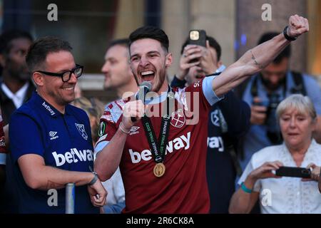 Londra, Regno Unito. 08th giugno, 2023. Declan Rice of West Ham United festeggia durante la sfilata del trofeo Unito del prosciutto ad ovest dopo la vittoria finale della UEFA Europa Conference League a Stratford il 8th 2023 giugno a Londra, Regno Unito. (Foto di Daniel Chesterton/phcimages.com) Credit: PHC Images/Alamy Live News Foto Stock