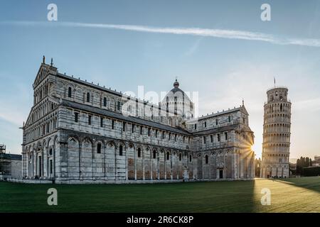 Pisa, Italia-Maggio 13,2022. Alba presso la famosa Torre Pendente, il campanile indipendente della Cattedrale di Pisa e del Battistero. Architettura italiana. Sito UNESCO. Foto Stock