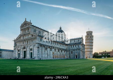 Pisa, Italia-Maggio 13,2022. Alba presso la famosa Torre Pendente, il campanile indipendente della Cattedrale di Pisa e del Battistero. Architettura italiana. Sito UNESCO. Foto Stock