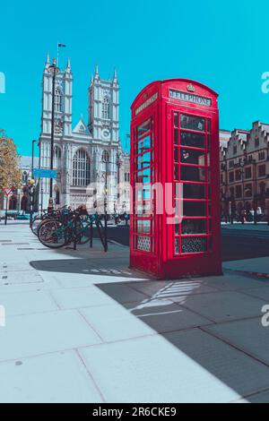 Telefono rosso di fronte all'Abbazia di Westminster, Londra Foto Stock