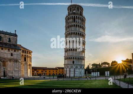 Pisa, Italia-Maggio 13,2022. Alba presso la famosa Torre Pendente, il campanile indipendente della Cattedrale di Pisa e del Battistero. Architettura italiana. Sito UNESCO. Foto Stock