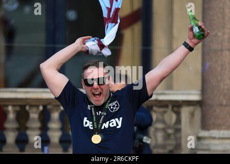 Londra, Regno Unito. 08th giugno, 2023. West Ham United Coach Kevin Nolan festeggia durante la West Ham United Trophy Parade dopo la vittoria finale della UEFA Europa Conference League a Stratford il 8th 2023 giugno a Londra, Regno Unito. (Foto di Daniel Chesterton/phcimages.com) Credit: PHC Images/Alamy Live News Foto Stock