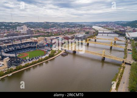 Allegheny River e PNC Park a Pittsburgh, Pennsylvania. Ponte Roberto Clemente, Ponte Andy Warhol, Ponte Rachel Carson sullo sfondo Foto Stock