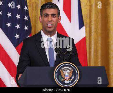 Washington, DC, Stati Uniti. 08th giugno, 2023. Il primo ministro britannico Rishi Sunak interviene nel corso di una conferenza stampa congiunta con il presidente Joe Biden (non visto) nella stanza orientale della Casa Bianca a Washington DC, giovedì 8 giugno 2023. Durante la prima visita della Casa Bianca di Sunak come primo ministro, i due leader hanno discusso dell'intelligenza artificiale, del commercio economico e della guerra in Ucraina, secondo i notiziari. Photo by Jemal Countess/UPI Credit: UPI/Alamy Live News Foto Stock