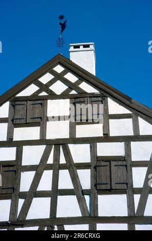 Casa in stile tedesco con cornice in legno a Klaipeda, Lituania Foto Stock