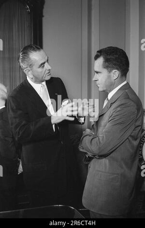 STATI UNITI Il senatore Lyndon Johnson parla con gli Stati Uniti Vicepresidente Richard Nixon, Washington, D.C., USA, Warren K. Leffler, STATI UNITI News & World Report Magazine Photograph Collection, 29 luglio 1958 Foto Stock