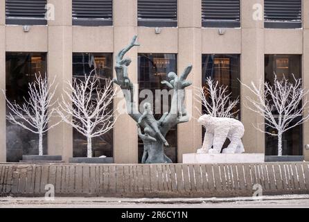 Winnipeg, Manitoba, Canada - 11 17 2014: Vista invernale dell'albero scultura dei bambini di Leo mol circondata da decorazioni invernali di fronte al Richardson Foto Stock