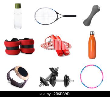 Set con corda da salto e altre attrezzature sportive su sfondo bianco Foto Stock