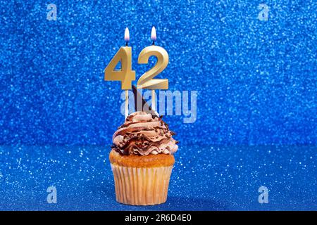 Cupcake con numero per la celebrazione del compleanno o dell'anniversario; numero 42 Foto Stock