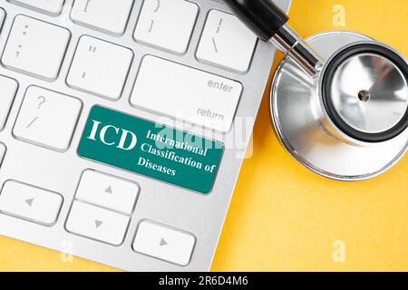 Classificazione internazionale delle malattie e dei problemi di salute connessi 10 Revisione o ICD-10 e stetoscopio medico su tastiera di computer. Foto Stock